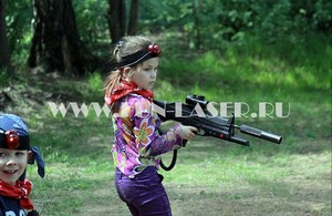 ребенок с пистолетом